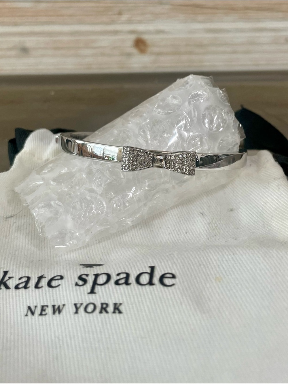 kate spade silver bow bangle bracelet (polished silver-tone)